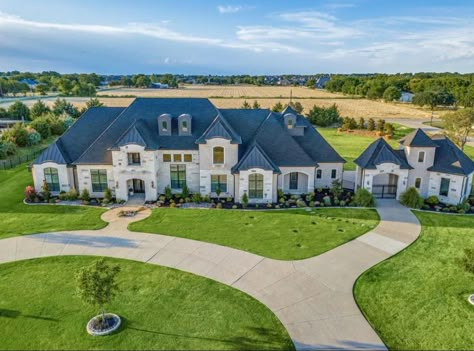 House With A Lot Of Land, Texas Mansions Dream Homes, Farmhouse Mansion Exterior, Texas House Exterior, Houses In Texas, Farmhouse Mansion, Texas Luxury Homes, Texas Mansions, Texas Houses