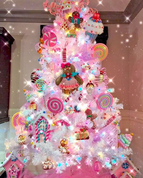 Brenda Munger A Pink Christmas, Christmas Tree Decorated, Candy Christmas Tree, Creative Christmas Trees, Pink Xmas, Pink Christmas Decorations, Candy Theme, Christmas Tree Inspiration, Candyland Decorations