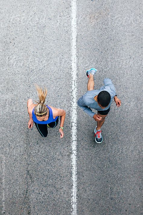 . Urban Running, Running Pose, Running Photography, Person Running, Couple Running, Marathon Training Plan, Urban Road, Cardio Training, Runners World