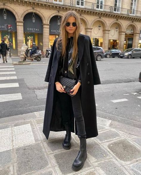 10 Ankle Boots With Jeans Outfits to Wear in 2021 | Who What Wear European Style Outfits, European Outfits, Alledaagse Outfit, Look Kylie Jenner, Estilo Dark, Legging Cuir, Europe Outfits, Weekly Outfits, Europe Fashion