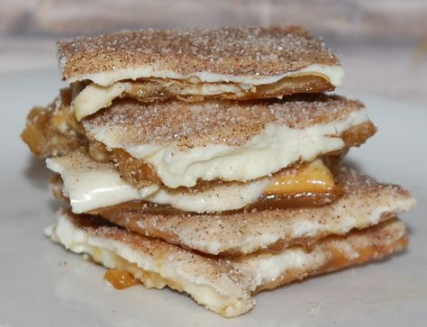 Churro Cracker Toffee, Churro Saltine Toffee, Churro Saltine Cracker Toffee, Oreo Cookie Salad, Saltine Cracker Recipes, Saltine Cracker Candy, Cake Mix Donuts, Saltine Cracker, Saltine Toffee