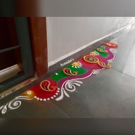 Chaukhat Rangoli Design, Vaghbaras Rangoli, Gauri Rangoli, Scenery Rangoli, Doorstep Rangoli, Rangoli Creative, Rangoli Designs For Competition, Diwali Design, Rangoli Designs Photos