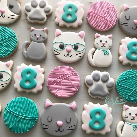 Kitty Cookies Royal Icing, Kitty Cat Cookies, Kitten Cookies Decorated, Kitty Cookies Decorated, Cat Face Cookies, Cat Birthday Cookies Decorated, Cat Themed Cookies, Cat Royal Icing Cookies, Cat Sugar Cookies Decorated