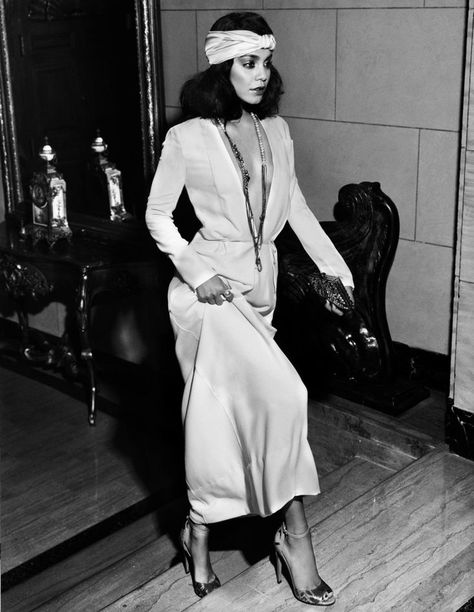 Cher Outfits, Average Woman, Vintage Editorials, 1970 Dress, Bianca Jagger, 70s Look, 70’s Fashion, Linda Evangelista, Studio 54