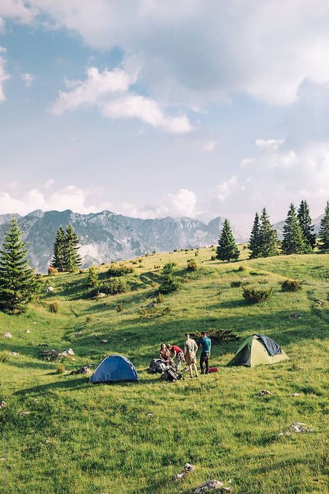 Camping Pictures With Friends, Camping In Mountains, Camping Pictures, Aesthetic Mountains, Friends Camping, Tanaman Indoor, Camping Vibes, Camping Aesthetic, Aesthetic Couple