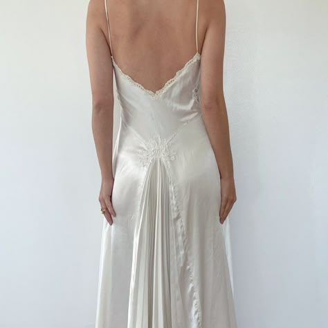 White Wedding Slip Dress, Vintage Bridal Nightgown, Tulum Wedding Dress, Silk Night Dress, Slip Gown, Glamouröse Outfits, Dream Wedding Ideas Dresses, Looks Street Style, Grad Dresses