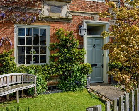 Cottage Front Garden Uk, Curb Garden Ideas, Front Gardens Uk, Tiny Front Garden Ideas, Curb Appeal Uk, Small Front Garden Ideas Uk, Front Garden Ideas Uk, Landscaping Front Of House, Banner Holder