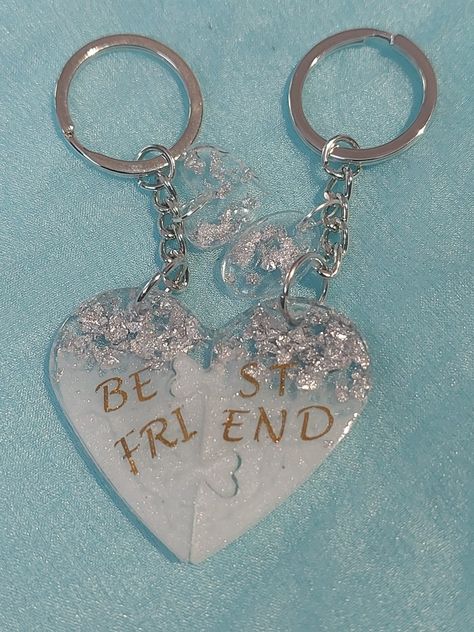 Resin Bracelets Ideas, Resin Gift Ideas For Best Friend, Resin Keychain Ideas, Heart Resin Keychain, Resin Heart Keychain, Diy Resin Gifts, Diy Uv Resin, Resin Arts, Ramadan Collection