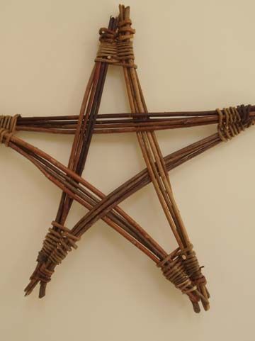 Willow Star, Branch Crafts, Terrazas Chill Out, Willow Furniture, Willow Weaving, Willow Branches, Sea Glass Crafts, Wooden Stars, Star Diy