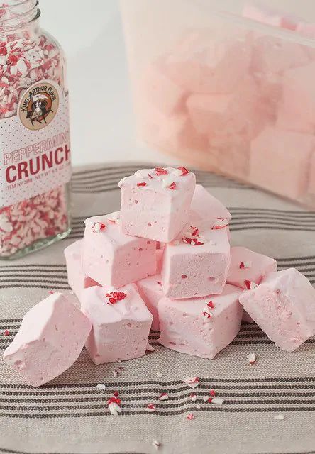 Peppermint Marshmallows Recipe, Fun Holiday Treats, Peppermint Marshmallows, Winter Treats, Recipes With Marshmallows, Homemade Marshmallows, Glass Baking Dish, Candy Recipes, Holiday Treats