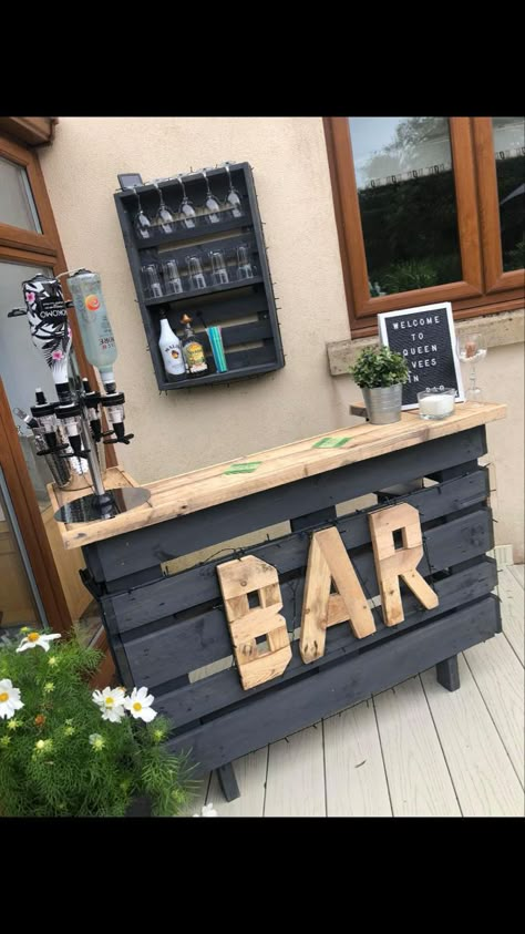 Bar En Palette, Christmas Balcony, Plants Balcony, Diy Outdoor Bar, Apartment Christmas, Outdoor Patio Bar, Diy Home Bar, Pallet Bar, Apartment Luxury