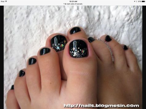 I love stars! Nails Black And Gold, Black Toenails, Blue Toe Nails, Red Toenails, Pedicure Designs Toenails, Pedicure Colors, Gel Toe Nails, Pedicure Designs, Silver Holographic