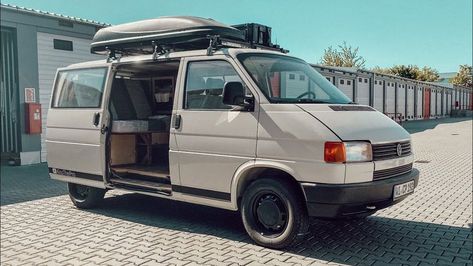 Schritt-für-Schritt Bauanleitung für ein VW T4 Doppelbett. Die Anleitung beschreibt alle Maße, Materialien und Hölzer, die im Baumarkt zugeschnitten und besorgt werden können. Danach werden die Hölzer und Winkel wie ein Bausatz zusammengesetzt. Das Autobett lässt sich zusammengeschoben platzsparend im Kofferraum transportieren und in wenigen Minuten zum Schlafen ausziehen. Volkswagen Transporter Camper, Vw T4 Camper, Vw Transporter Camper, Vw Transporter Van, Vw T4 Transporter, Volkswagen Transporter T4, Transporter Van, Volkswagen T4, Camper Diy