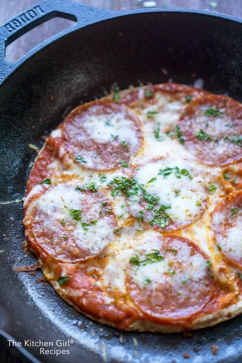 Tortilla pizza is the skinny-mini of the pizza world! Modest pepperoni, mozzarella and pizza sauce give ALL the flavor without all the calories! #pizza #pizzanight #tortillapizza #pepperoni #weeknightmeal #skinnypizza #gameday Calories Pizza, Skillet Pizza, Big Pizza, Chomp Chomp, Tortilla Pizza, Pizza Flavors, Breakfast Pizza, Vegan Pizza, Quick Dinner Recipes