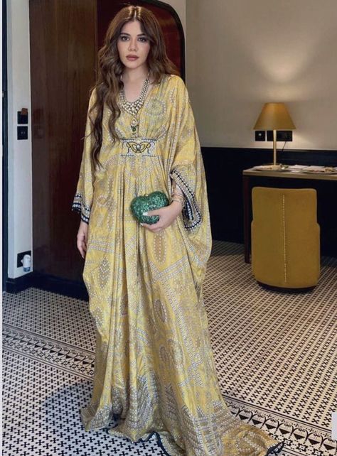 Party wear dresses ideas Modest Haldi Outfits, Casual Kaftan Dress, Crochet Cable Knit, Kaftan Designs, Crochet Cable, Stylish Short Dresses, Pakistani Fancy Dresses, Beautiful Pakistani Dresses, Salwar Kamiz