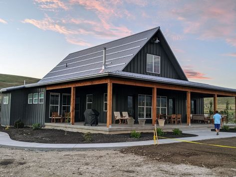 Barndonium Exterior, Small Business Building Exterior, Barndominium With Carport, Barn Style House Exterior, Metal Building Colors Schemes, Black Pole Barn House, Black Barndominium Exterior, Barndominiums On A Budget, Small Pole Barn Homes