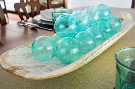 Looking for a glass fishing float diy project that's SUPER easy? These balls look awesome in your coastal or beach decor. - DIY Projects Napkin Rings Diy, Glass Fishing Floats, Diy Napkins, 2024 Ideas, Glass Floats, Clear Ornaments, Fishing Floats, Diy Flower Pots, Fishing Diy