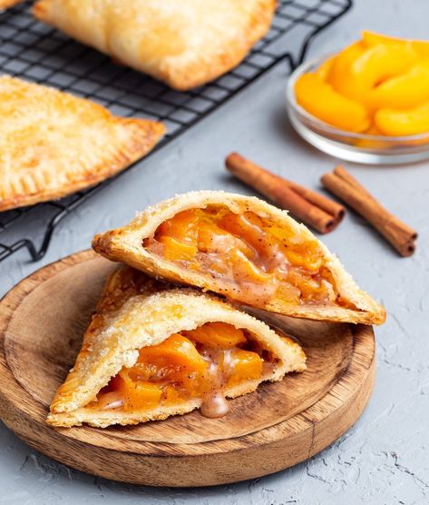 Easy peach empanadas Peach Empanadas, Peach Pies, Making Apple Pie, Cream Cheese Corn, Fried Apple, Fried Pies, Apple Recipes Easy, Lunch Appetizers, Fried Apples