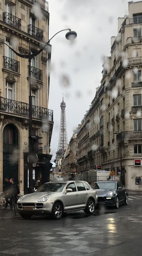 #paris #eiffel #rain #luxurylifestyle #porsche #beigeaesthetic #aesthetic #style Rain In Paris, Rainy Paris, Parisian Cafe, Aesthetic Style, Porsche, Paris, Christmas