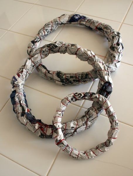 Cheap Wreaths, Couronne Diy, Book Wreath, Cheap Hobbies, Plaid Christmas Decor, Paper Streamers, Newspaper Crafts, Wreath Forms, New Years Decorations