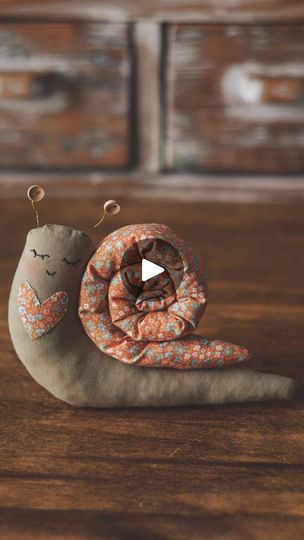 Fabric Houses Tutorial, Felt Snail Pattern, Fabric Snail, Shell Template, Fabric Toys Diy, Fabric Dolls Tutorial, Sewing Animals, Snail Pattern, Dolls Handmade Diy