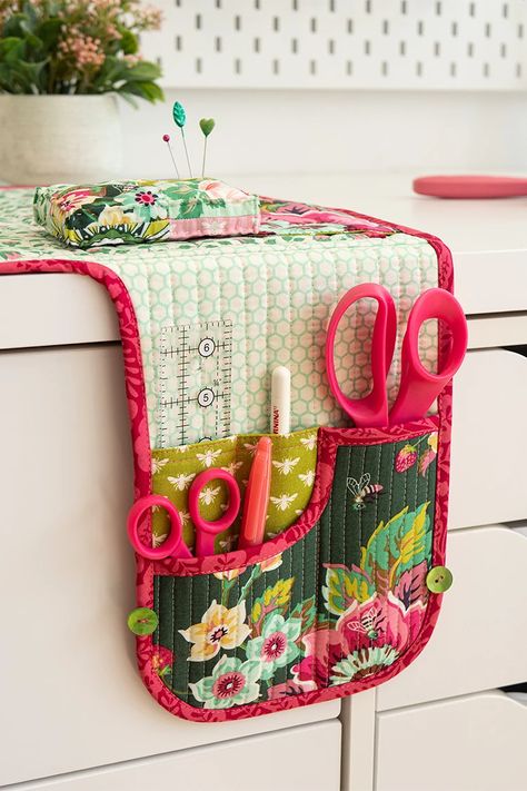 Sewing Organizer Diy, Sewing Organizer Pattern, Sewing Station, Sewing Caddy, Fabric Organizer, Cottage Quilt, Sewing Machine Cover, Sewing Room Organization, Sewing Space