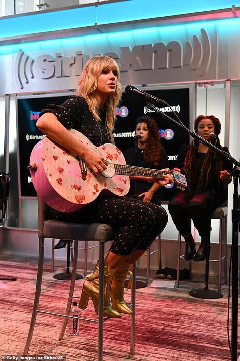 Taylor Swift Twitter, Taylor Swift Guitar, Scooter Braun, Pink Guitar, Dixie Chicks, Taylor Guitar, Estilo Taylor Swift, Swift Photo, Favorite Lyrics