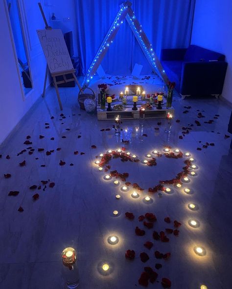 Indoor Tent Date Night, Proposal Decorations Indoor Simple, Date Night Picnic At Home, Couples Date Night Aesthetic At Home, Indoor Tent Romantic, Anniversary Home Decoration Ideas, Indoor Picnic Date Romantic At Home, Inside Picnic Ideas Romantic, Proposal Decorations Indoor