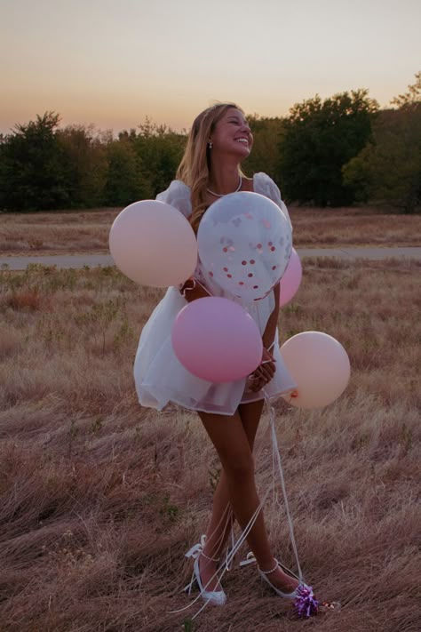 Ballons park grass sunset party 20 Poses For Bday Photoshoot, 21 Photoshoot Ideas Birthday Outside, Sweet 16 Portraits Photo Ideas, Birthday Photoshoot Poses Outdoor, Girl Birthday Photoshooting Outdoor, Women Birthday Photoshoot Ideas Outdoors, Cute Poses For Birthday Pictures, Birthday Photos Outside, 19th Bday Photoshoot Ideas