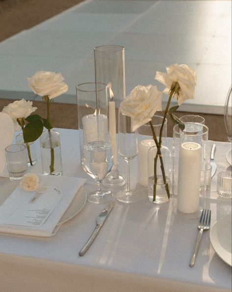 Alter Backdrop Wedding Indoor, Minimalist Wedding Table Decor, White Rose Centerpieces, Wedding Reception Details, Minimalist Wedding Decor, White Roses Wedding, White Wedding Theme, Wedding Tablescape, Rose Centerpieces