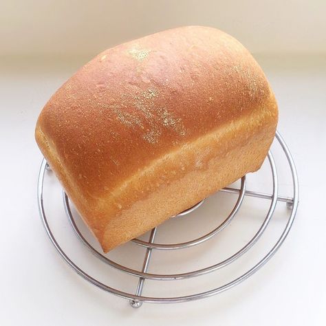 Farmhouse White Loaf - Feasting Is Fun White Loaf Bread, Stand Mixer Bread, Cottage Loaf, Easy White Bread Recipe, Loaf Bread Recipe, Rosemary Focaccia, Stuffed Bread, Different Types Of Bread, White Bread Recipe