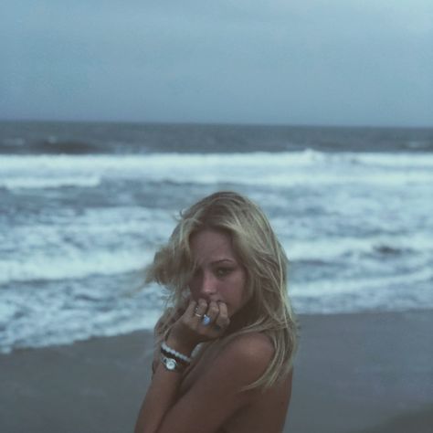 Grunge Blonde Aesthetic, Grungy Beach Aesthetic, Grunge Beach Pics, Emo Beach Aesthetic, Gloomy Beach Photoshoot, Beach Grunge Aesthetic, Dark Beach Photoshoot, Beach At Night Photoshoot, Grunge Beach Aesthetic