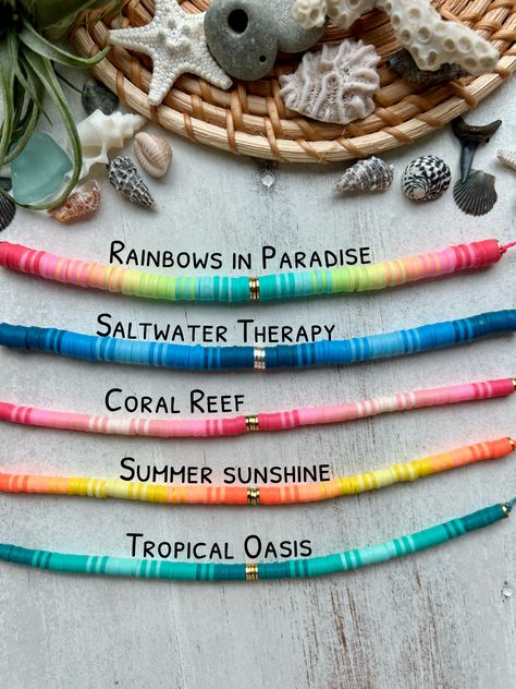 Heishi Bead Bracelet Ideas Preppy, Preppy Bracelet Combos, Anklet Ideas Clay Beads, Clay Bead Bracelet Ideas Colorful, Summer Bracket Ideas, Clay Bead Inspo Summer, Flatbead Bracelet Ideas, Clay Bead Bracelet Pattern Ideas, Clay Bead Pattern Ideas