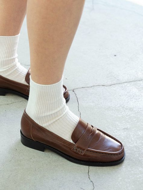 Penny Loafers_Brown Vintage Loafers For Women, Penny Loafer Aesthetic, Brown Loafers Outfit, Brown Loafers Outfit Women, Penny Loafers Outfit, Womens Penny Loafers, Loafers With Socks, Vintage Loafers, Shoe Cleaning