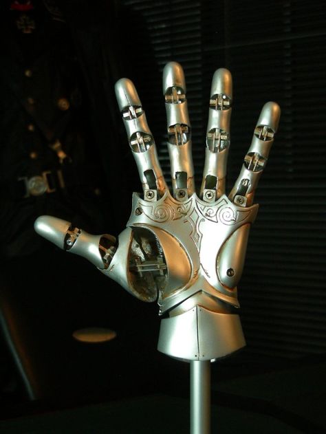 Steampunk Hand Prosthesis, Magic Prosthetic Arm, Hellboy Kroenen, Steampunk Costume Ideas, Robot Design Sketch, Spirit Of Vengeance, Costume Ideas For Women, Arte Steampunk, Arte Robot