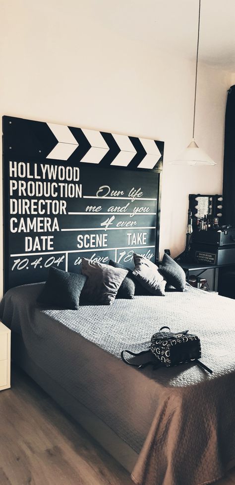 Cinema theme self-made headboard #cinematography #movie #handmade #original #homecinema #bed #industrial #vintage #bedroom Hollywood Theme Living Room, Movie Theme Bathroom Ideas, Movie Bedroom Decor, Movie Bedroom Aesthetic, Movie Theme Bedroom, Movie Themed Bedroom, Movie Bedroom Ideas, Photographer Bedroom, Cinema Bedroom