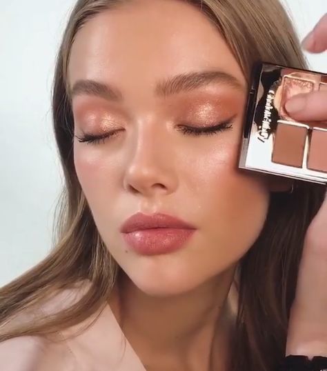 pillow talk matte revolution lipstick pillow talk luxury palette Makeup Bibir, Peach Eye Makeup, Natural Pink Lips, Summer Eyeshadow, Halloween Make-up Looks, Wedding Hairstyles And Makeup, Everyday Eye Makeup, Makeup Tip, Dramatic Eye Makeup