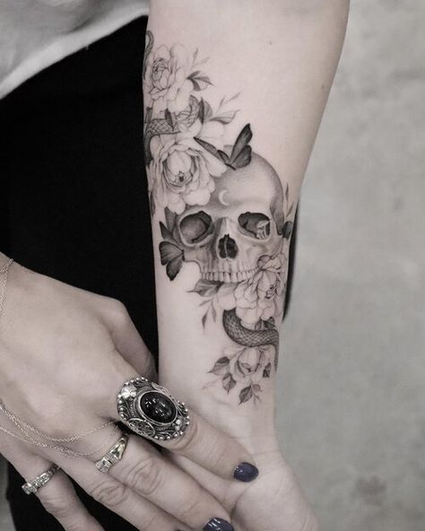 Pretty Skull Tattoos, Floral Skull Tattoos, Aesthetic Tattoo Ideas, Underarm Tattoo, Skull Tattoo Flowers, Feminine Skull Tattoos, Bone Tattoos, Hip Tattoos Women, Sugar Skull Tattoos