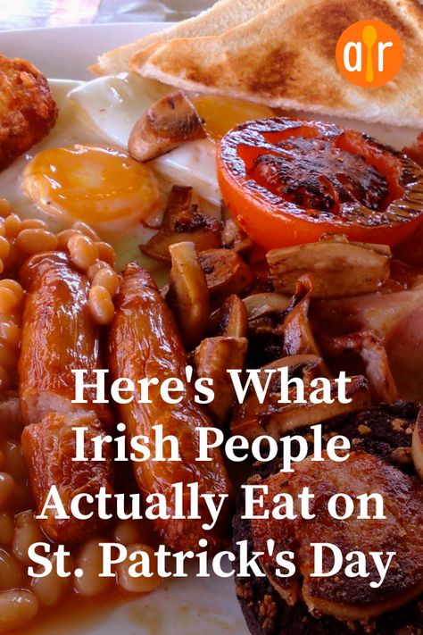 Traditional Irish Dinner Recipes, Saint Patrick Meals, Irish Carrots St Patrick, Traditional St Patricks Day Meal, Irish Main Dishes, Irish Sides Recipes, Irish Dinners Traditional, Irish Burgers St Patrick, St Patty Meal Ideas