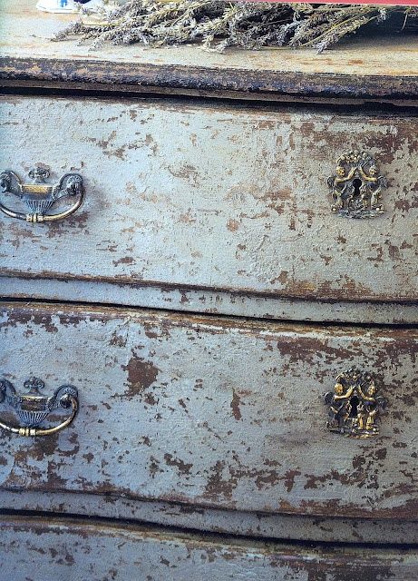 Making Patina…making new furniture look old Case In Stile Country, Chippy Painted Furniture, Shabby Chic Dresser, Chippy Paint, Distressed Furniture, Chalk Paint Furniture, Furniture Finishes, Milk Paint, Old Furniture