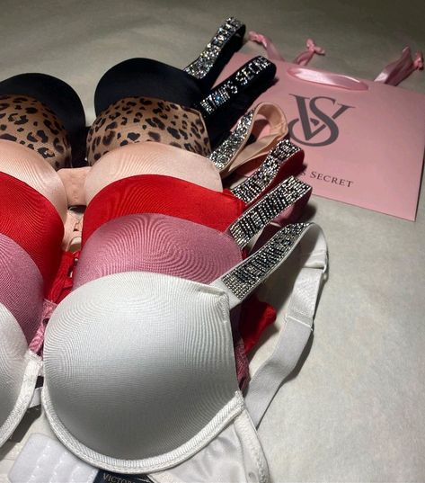 Vs Bra Outfit, Victoria Secret Bra And Under Set Aesthetic, Vs Bra Aesthetic, Victoria Secret Bra Outfit, Cute Bras Victoria's Secret, Victoria Secret Lenceria, Victoria Secrets Intimo, Aesthetic Hacks, Athletic Wear Outfits