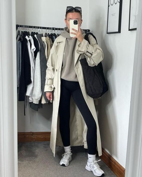 Casual Trench Coat Outfit, Fall Outfit Trends, Fall Clothes For Women, Coat Outfit Casual, Sporty Chic Outfits, Back To Uni, Outfit Sporty, Outfits Sporty, Trainers Outfit