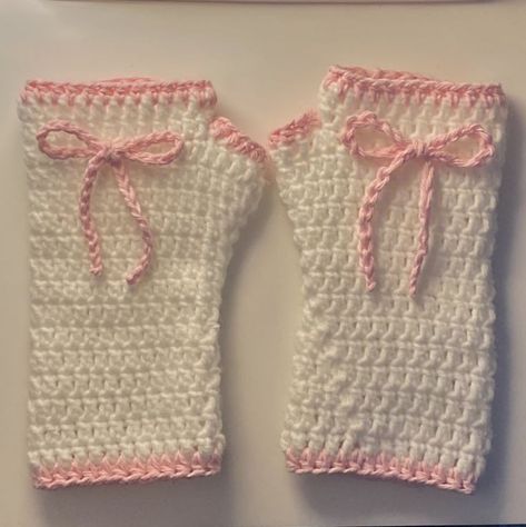 Aesthetic Crochet Hand Warmers, Kawaii Arm Warmers, Crochet Ideas For Winter, Kawaii Crochet Clothes, Crochet For Winter, Crochet Arm Warmers, Crochet Hand Warmers, Gloves Crochet, Cheonan