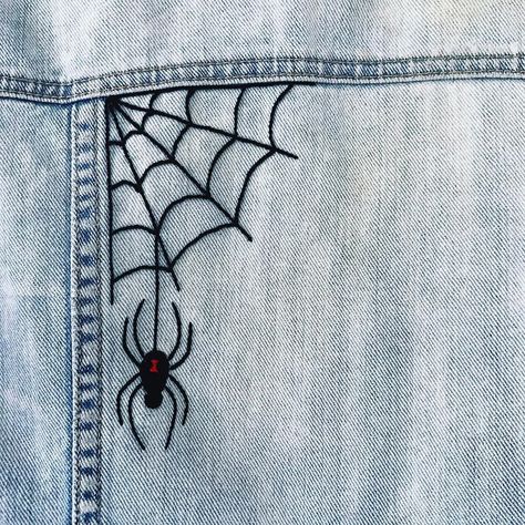 cityrat on Instagram: “been stitching super slowly these days, so here is a fall throwback 🕷🕸” Spider Web Embroidery Tutorial, Embroidered Spider Web, Hand Embroidery Aesthetic, Spider Embroidery Design, Embroidery Clothes Diy, Embroidery Designs For Jeans, Clothing Embroidery Ideas, Art On Jeans, Embroidery Spider