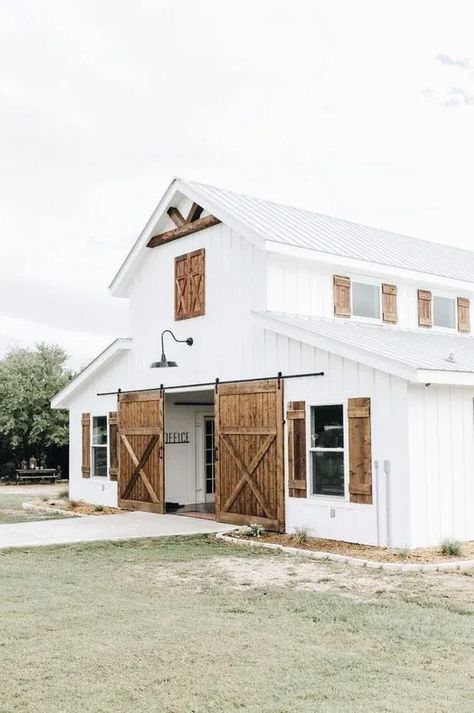 Discover 15 stunning white barndominium ideas for your next project, merging rustic charm and modern sophistication with timeless elegance and design versatility. Five Oaks Farm, Barndominium Floor Plans, Dream Barn, Modern Farmhouse Design, Shed Homes, Barn Style House, White Barn, Metal Building Homes, Design Exterior