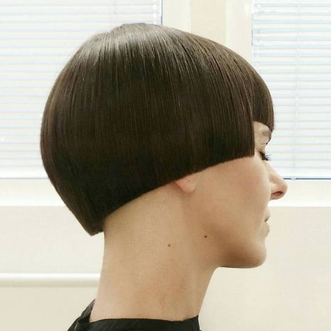 Blunt Mushroom Haircut Dark Underneath Hair, Masc Haircuts, Mushroom Haircut, Bowl Haircuts, Edgy Hair, Natural Blondes, Bowl Cut, Short Haircut, Trending Hairstyles