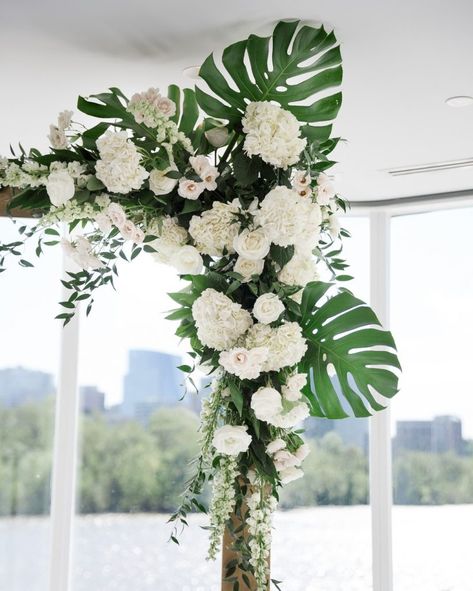 Wedding Monstera Decoration, Palm Leaves Flower Arrangements, Monstera Leaf Wedding Decor, Monstera Floral Arrangements, Monstera Flower Arrangement, Palm Leaves Wedding Decor, Monstera Arrangement, Monstera Leaf Cake, Wedding Monstera