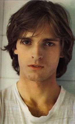 Miguel Bosé - Chicas1979 Miguel Bose, Star Wars Characters Pictures, Young Celebrities, Extraordinary People, Gay Romance, Web Magazine, Long Hair Styles Men, Young And Beautiful, Best Web