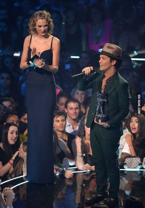 Taylor Swift (5'10) standing next to Bruno Mars (5'5)...I didn't realize he was so short...lol Locked Out Of Heaven, 웃긴 사진, Funny Bunnies, Bruno Mars, Have A Laugh, Tall Girl, Tall Women, Funny Pins, Tumblr Funny