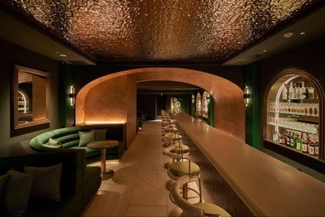 Find Glamorous Cocktails at Satin, a Splendid Art Deco Bar in Akasaka | Tokyo Weekender Art Deco Japanese, Art Deco Bars, Art Deco Restaurant, Cocktail Bar Design, Akasaka Tokyo, Deco Bar, Jazz Bar, Club Aesthetic, Retro Interior Design